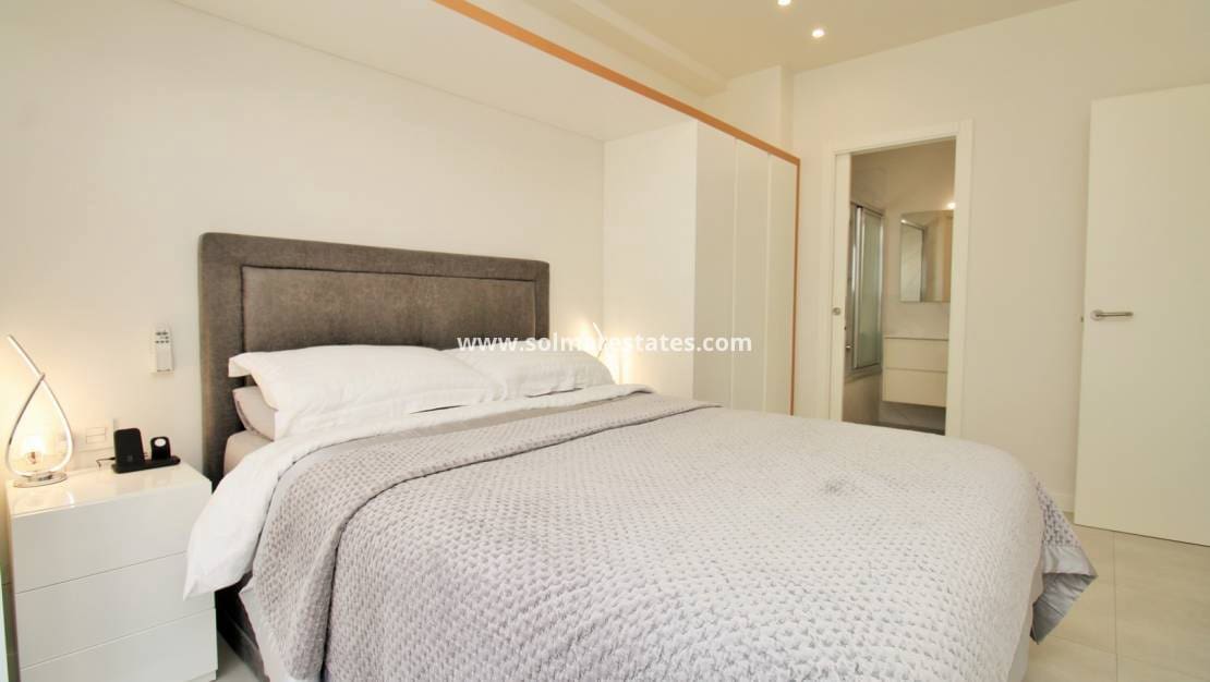 Apartamento de 2 habitaciones en Villamartin en venta con piscina - 249.950 € (Ref: 9948961)