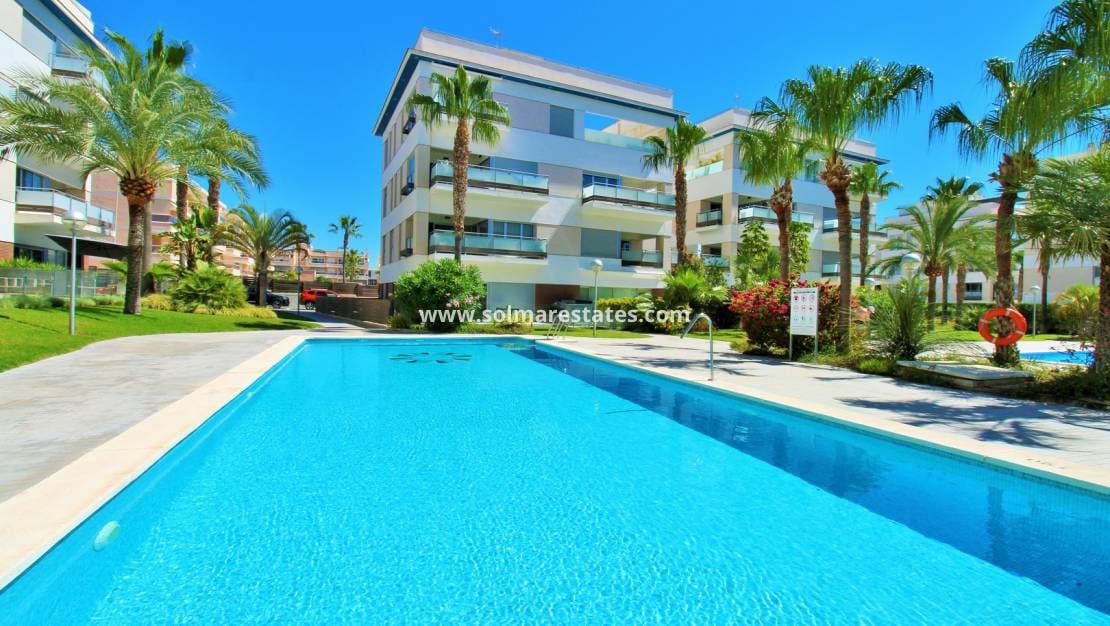 Apartamento de 2 habitaciones en Villamartin en venta con piscina - 249.950 € (Ref: 9948961)