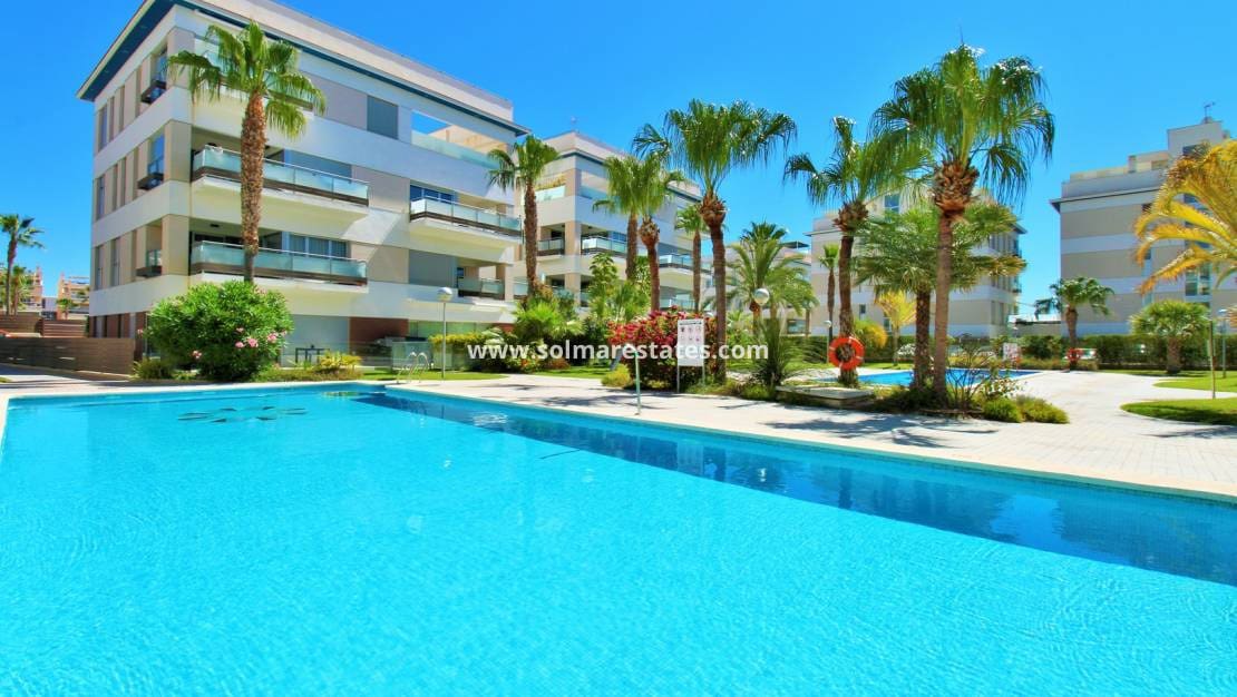 Apartamento de 2 habitaciones en Villamartin en venta con piscina - 249.950 € (Ref: 9948961)