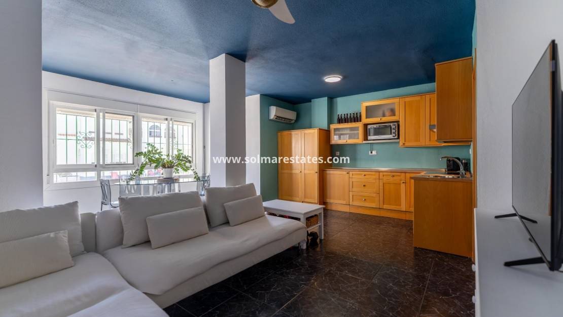 1 Zimmer Apartment zu verkaufen in Torrevieja mit Pool - 132.000 € (Ref: 9950147)