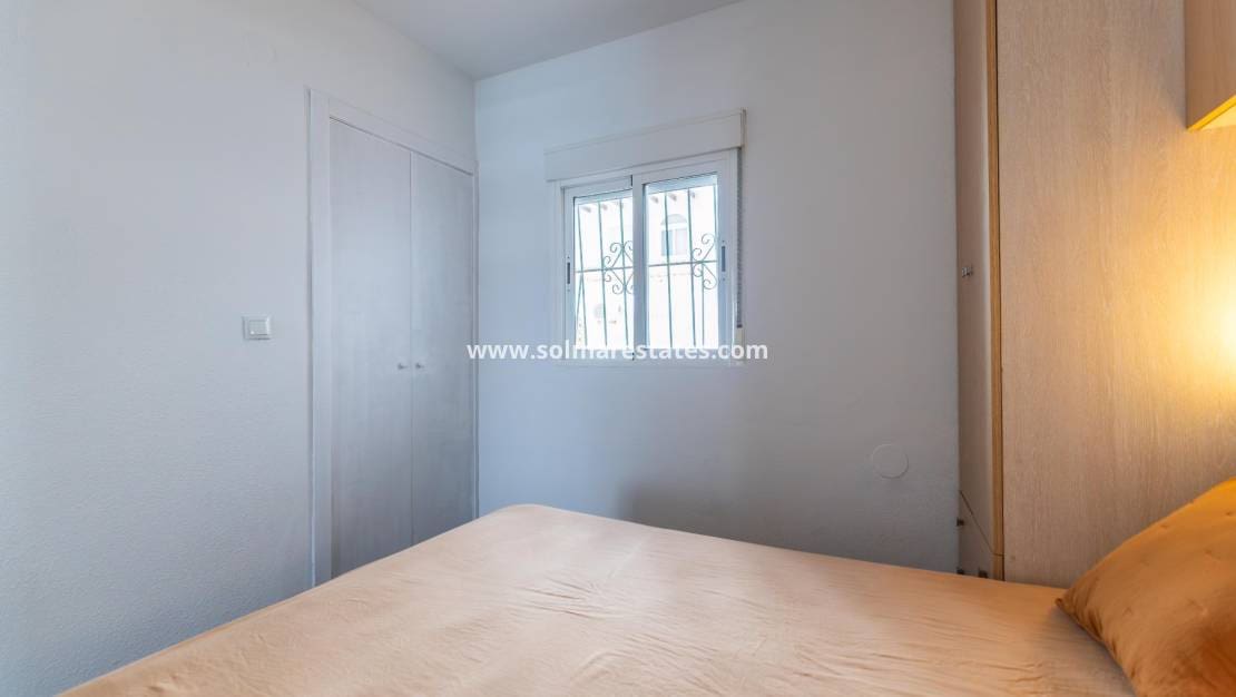 1 Zimmer Apartment zu verkaufen in Torrevieja mit Pool - 132.000 € (Ref: 9950147)