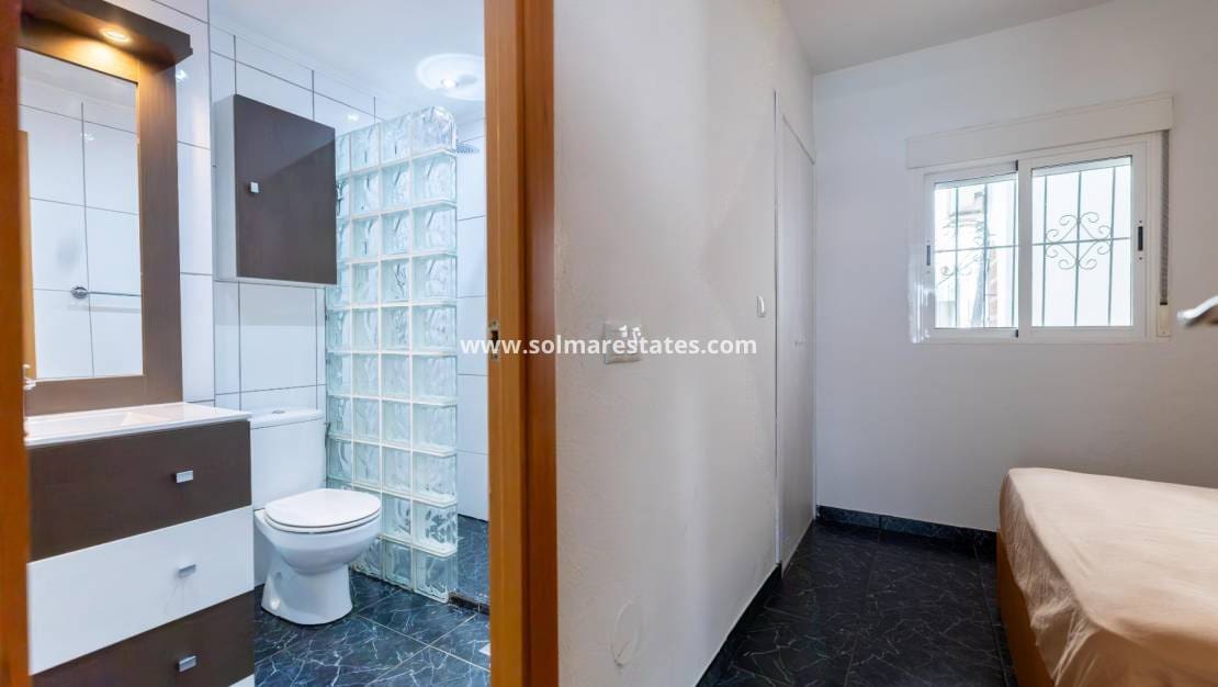 1 Zimmer Apartment zu verkaufen in Torrevieja mit Pool - 132.000 € (Ref: 9950147)