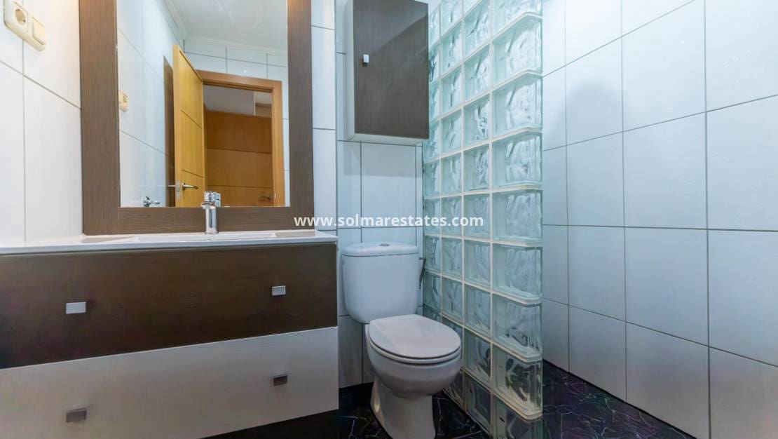 1 Zimmer Apartment zu verkaufen in Torrevieja mit Pool - 132.000 € (Ref: 9950147)