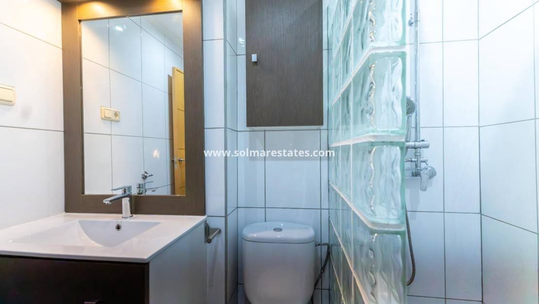 1 Zimmer Apartment zu verkaufen in Torrevieja mit Pool - 132.000 € (Ref: 9950147)