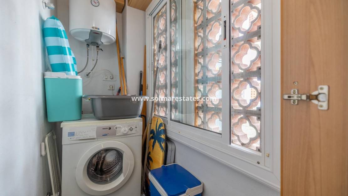 1 Zimmer Apartment zu verkaufen in Torrevieja mit Pool - 132.000 € (Ref: 9950147)