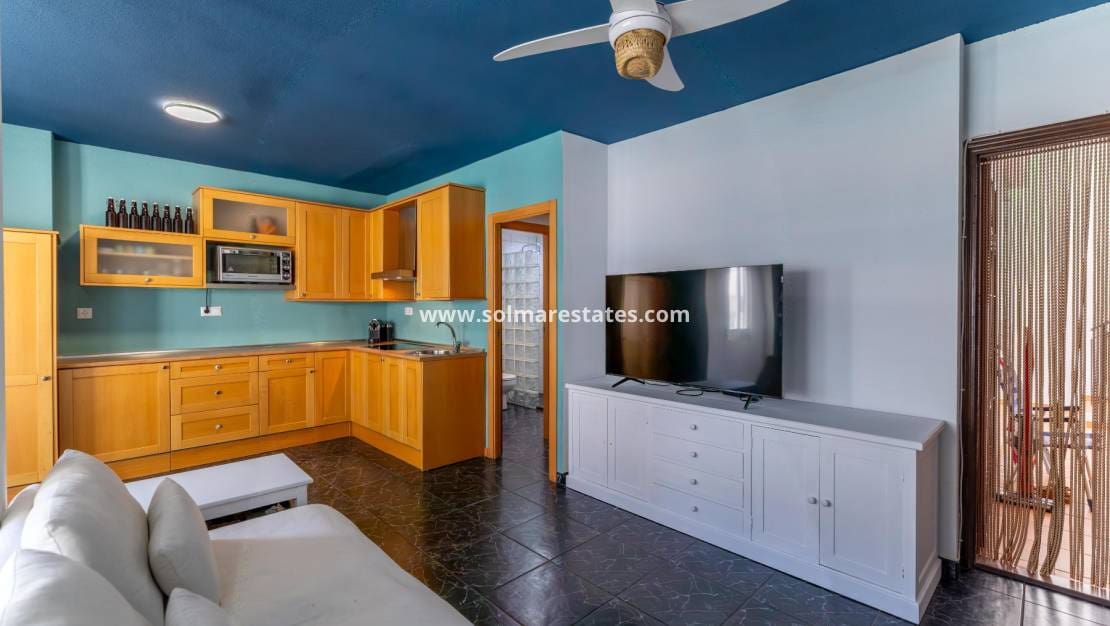 1 Zimmer Apartment zu verkaufen in Torrevieja mit Pool - 132.000 € (Ref: 9950147)