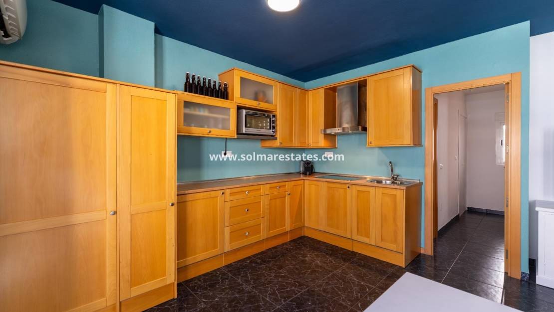 1 Zimmer Apartment zu verkaufen in Torrevieja mit Pool - 132.000 € (Ref: 9950147)