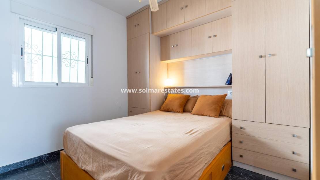 1 Zimmer Apartment zu verkaufen in Torrevieja mit Pool - 132.000 € (Ref: 9950147)