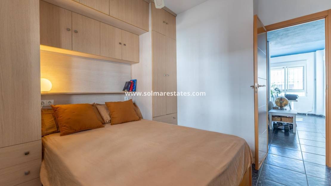 1 Zimmer Apartment zu verkaufen in Torrevieja mit Pool - 132.000 € (Ref: 9950147)