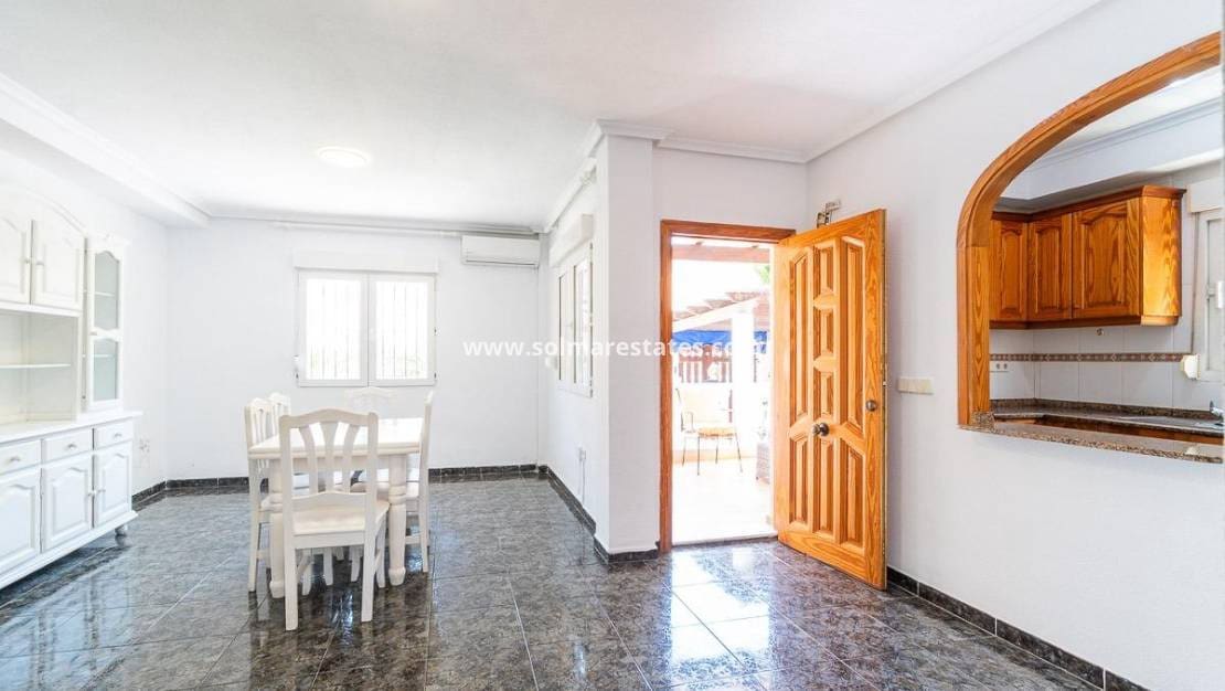 3 slaapkamer Halfvrijstaande villa te koop in Playa Flamenca met zwembad - € 297.000 (Ref: 9956329)