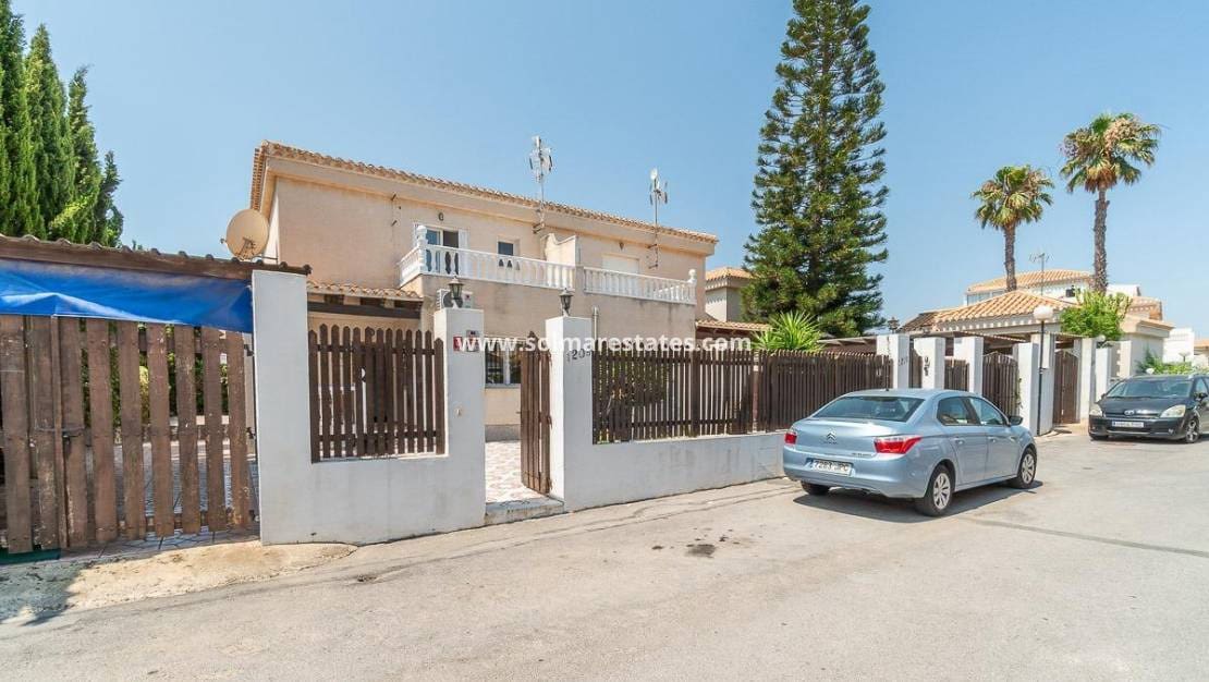 3 slaapkamer Halfvrijstaande villa te koop in Playa Flamenca met zwembad - € 297.000 (Ref: 9956329)