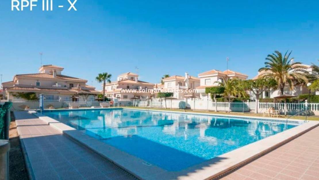 3 slaapkamer Halfvrijstaande villa te koop in Playa Flamenca met zwembad - € 297.000 (Ref: 9956329)