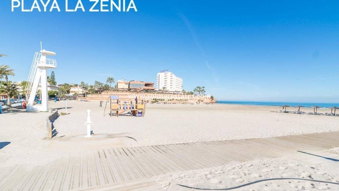 3 bedroom Semi-detached Villa for sale in Playa Flamenca with pool - € 297,000 (Ref: 9956329)