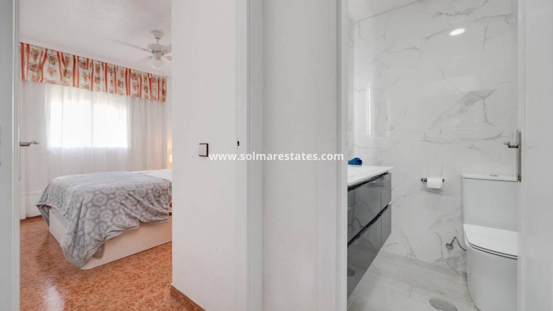 2 soveværelse Lejlighed til salg i Torrevieja med swimmingpool - € 149.969 (Ref: 9970855)
