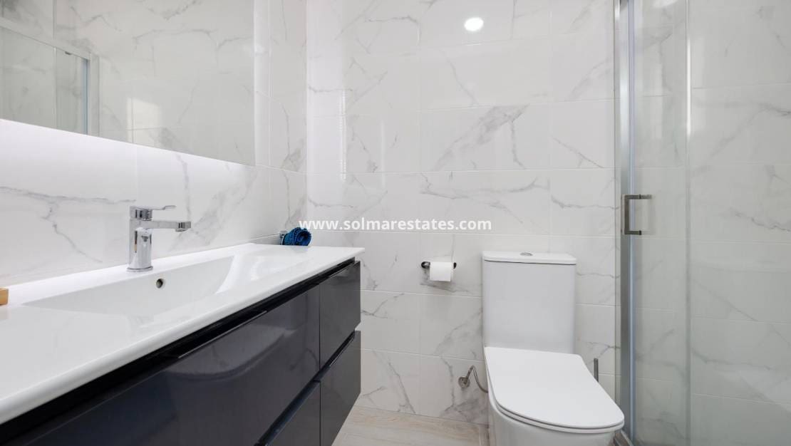 2 soveværelse Lejlighed til salg i Torrevieja med swimmingpool - € 149.969 (Ref: 9970855)