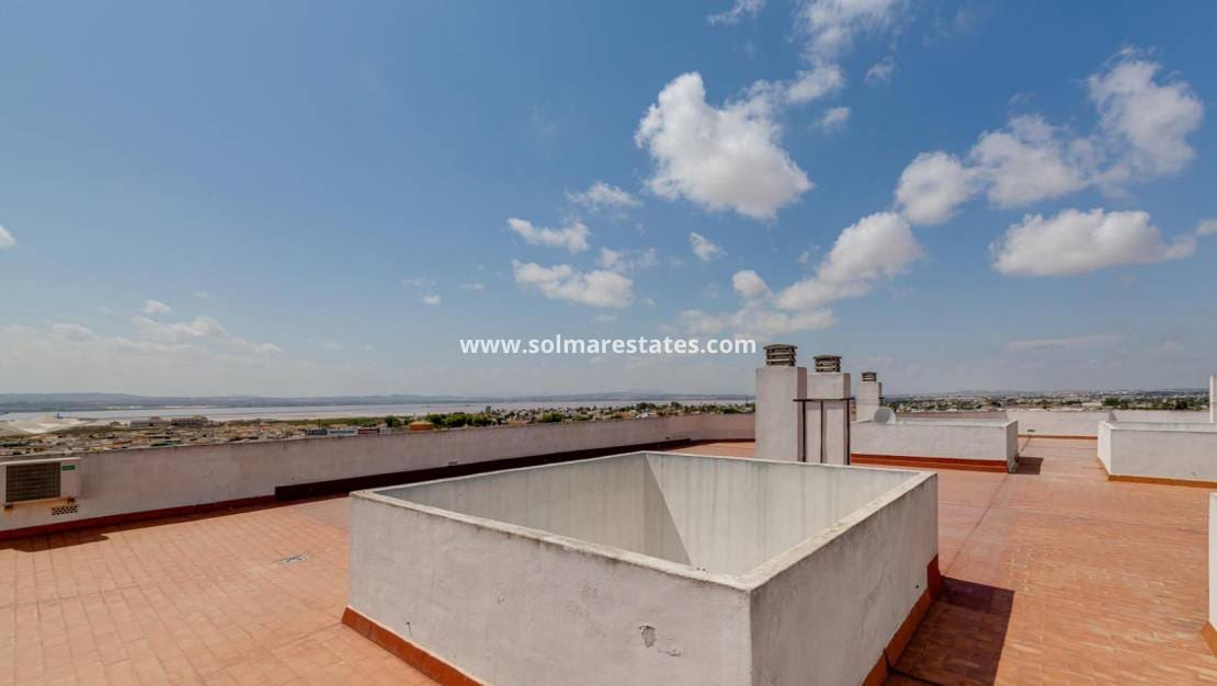 2 soveværelse Lejlighed til salg i Torrevieja med swimmingpool - € 149.969 (Ref: 9970855)