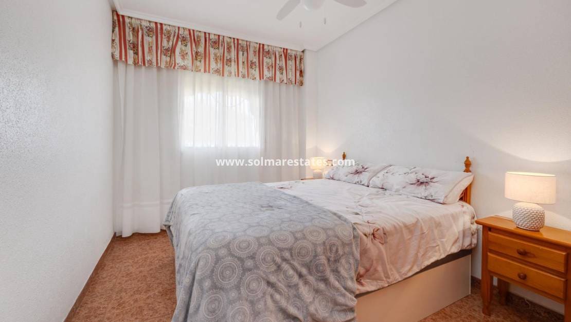 2 soveværelse Lejlighed til salg i Torrevieja med swimmingpool - € 149.969 (Ref: 9970855)