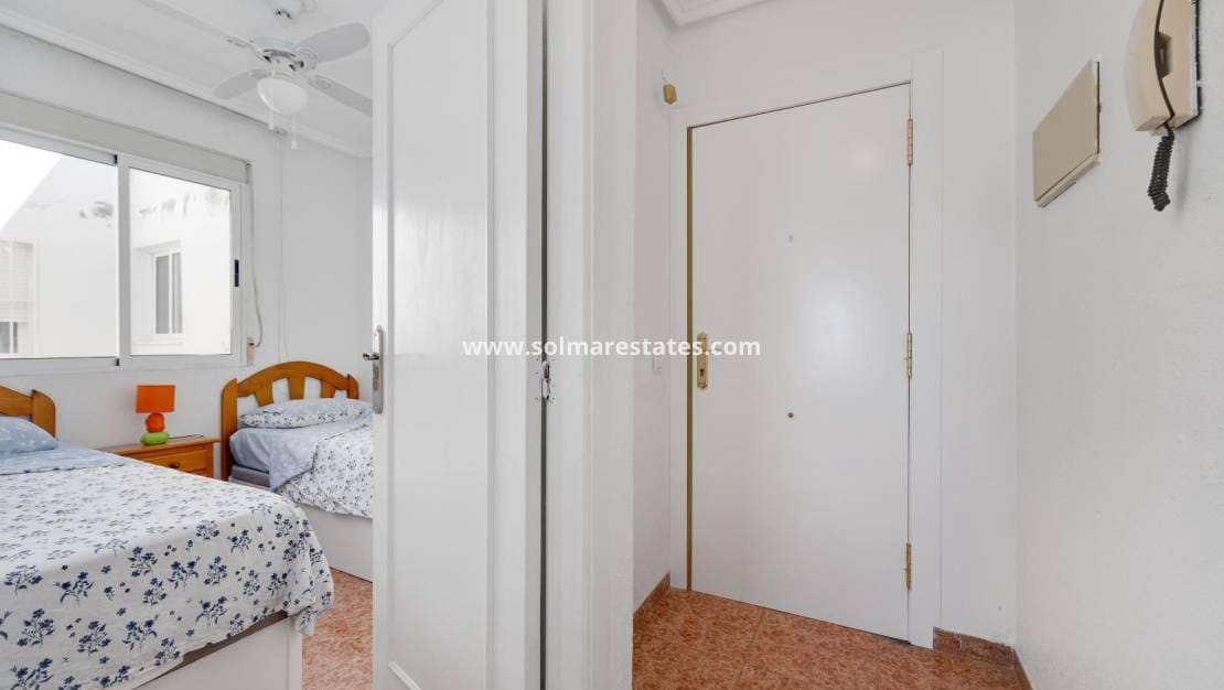 2 soveværelse Lejlighed til salg i Torrevieja med swimmingpool - € 149.969 (Ref: 9970855)
