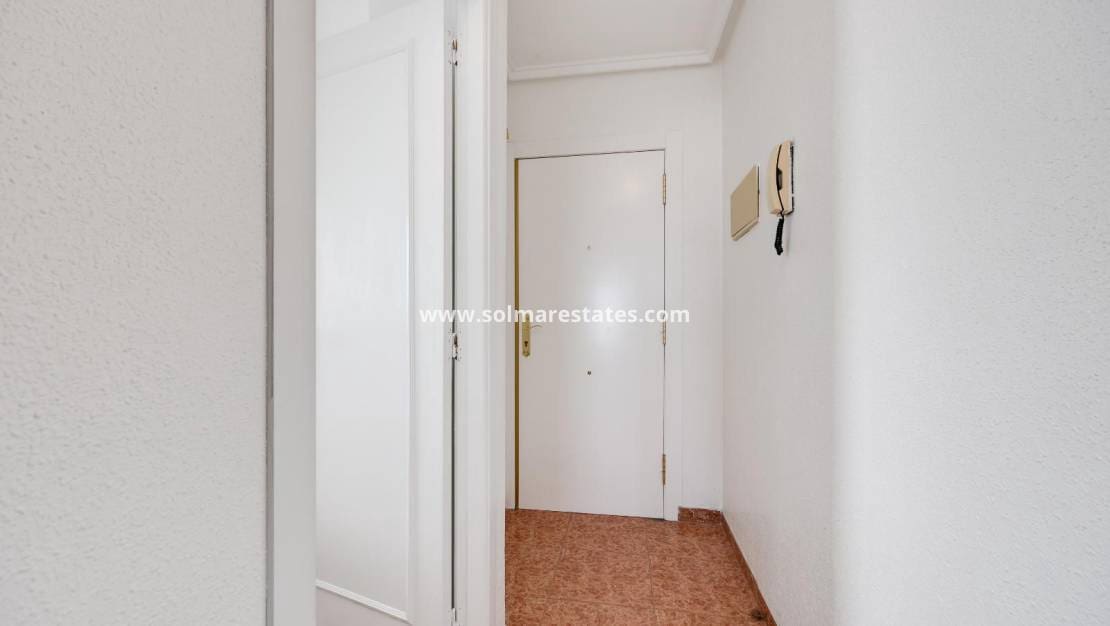 2 soveværelse Lejlighed til salg i Torrevieja med swimmingpool - € 149.969 (Ref: 9970855)