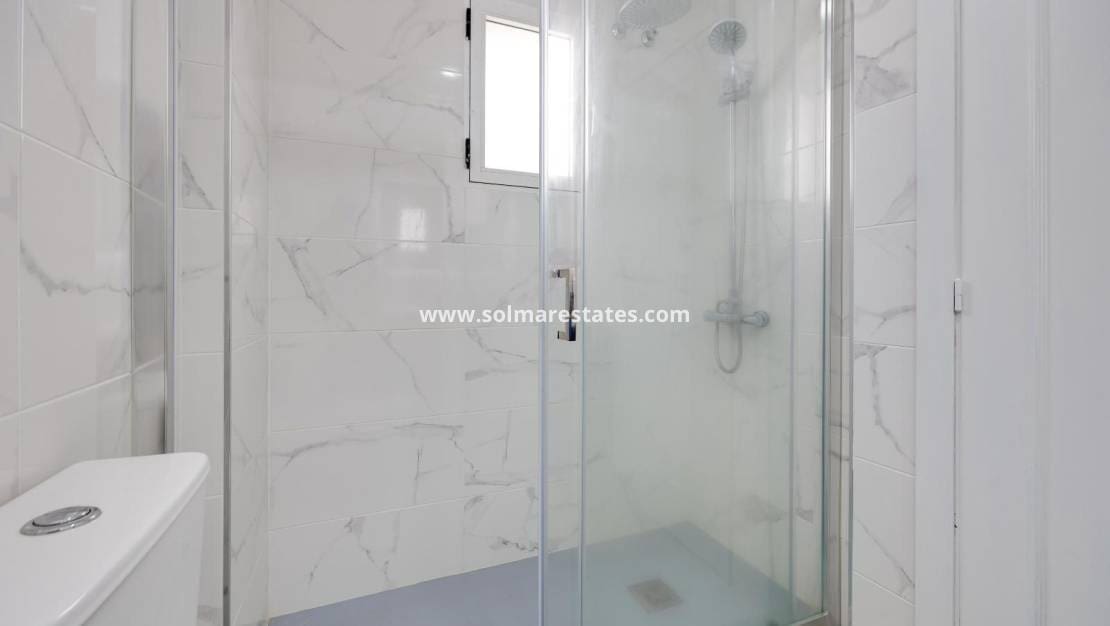 2 soveværelse Lejlighed til salg i Torrevieja med swimmingpool - € 149.969 (Ref: 9970855)