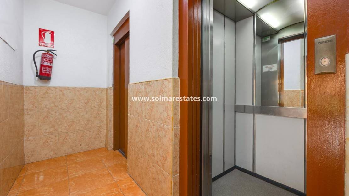2 soveværelse Lejlighed til salg i Torrevieja med swimmingpool - € 149.969 (Ref: 9970855)