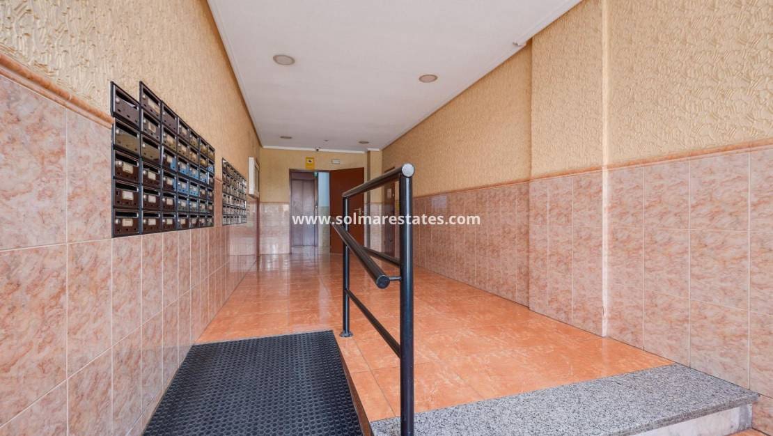 2 soveværelse Lejlighed til salg i Torrevieja med swimmingpool - € 149.969 (Ref: 9970855)