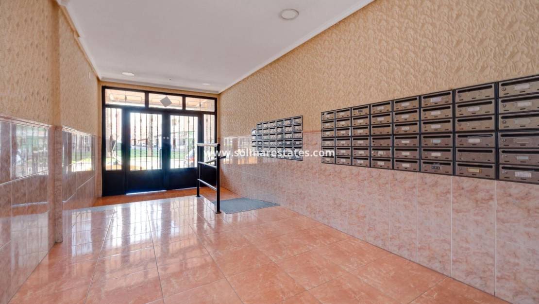 2 soveværelse Lejlighed til salg i Torrevieja med swimmingpool - € 149.969 (Ref: 9970855)