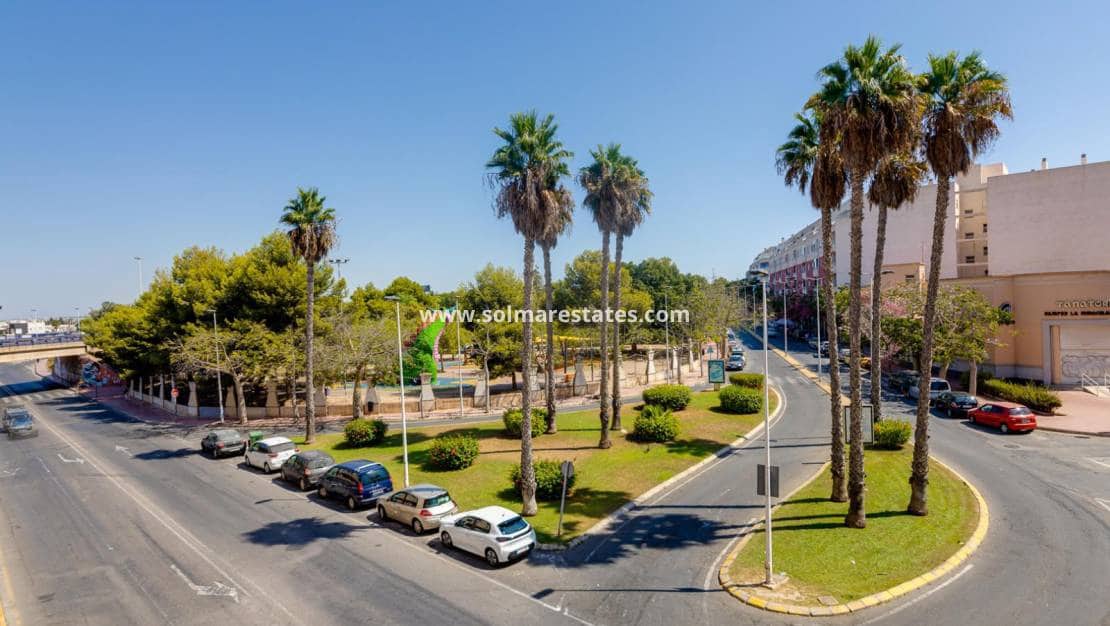 2 soveværelse Lejlighed til salg i Torrevieja med swimmingpool - € 149.969 (Ref: 9970855)