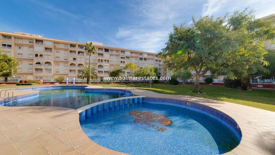2 soveværelse Lejlighed til salg i Torrevieja med swimmingpool - € 149.969 (Ref: 9970855)