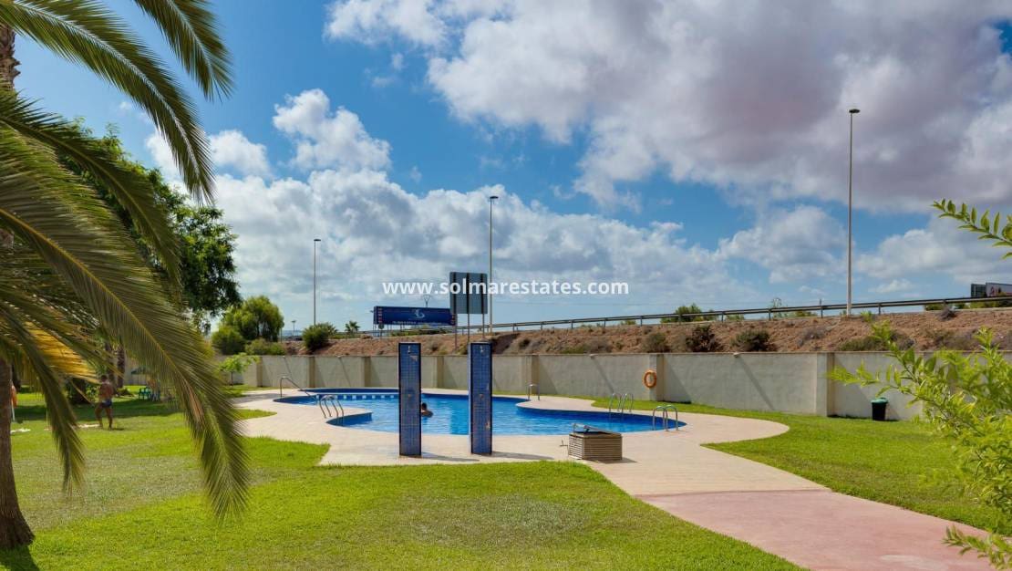 2 soveværelse Lejlighed til salg i Torrevieja med swimmingpool - € 149.969 (Ref: 9970855)