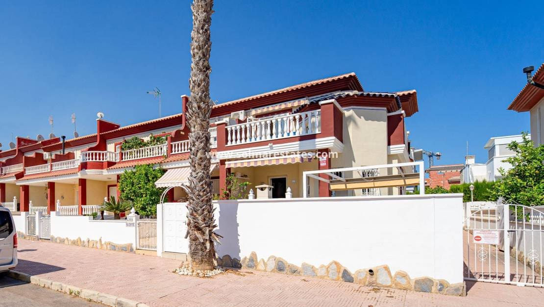 3 slaapkamer Huis te koop in Dona Pepa met zwembad - € 285.000 (Ref: 9971478)