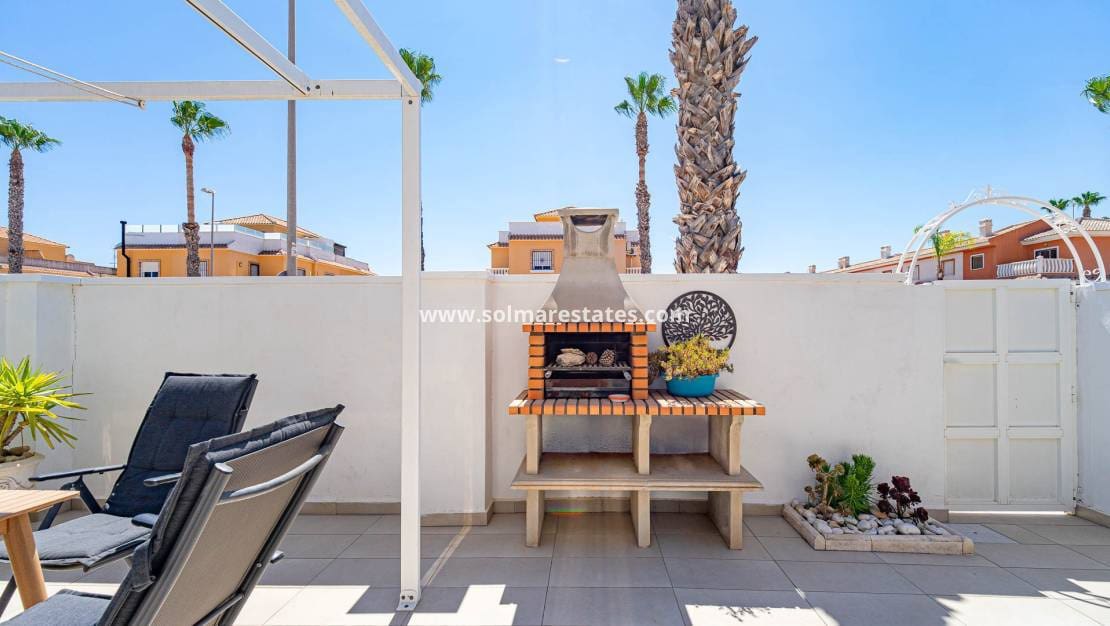 3 slaapkamer Huis te koop in Dona Pepa met zwembad - € 285.000 (Ref: 9971478)