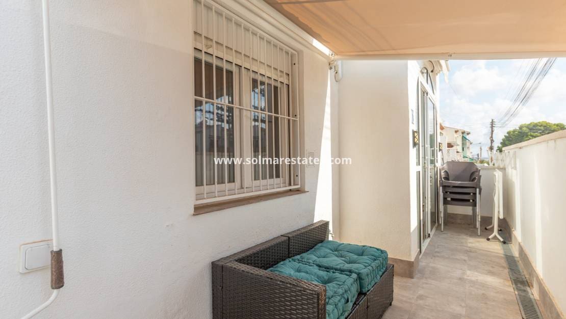 1 Zimmer Apartment zu verkaufen in Los Balcones mit Pool - 122.000 € (Ref: 9971723)