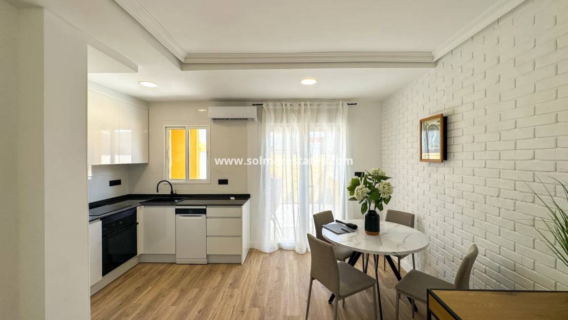 Casa de 2 habitaciones en Cabo Roig en venta con piscina - 255.000 € (Ref: 9974275)