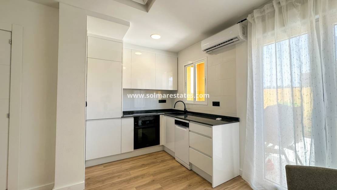 Casa de 2 habitaciones en Cabo Roig en venta con piscina - 255.000 € (Ref: 9974275)