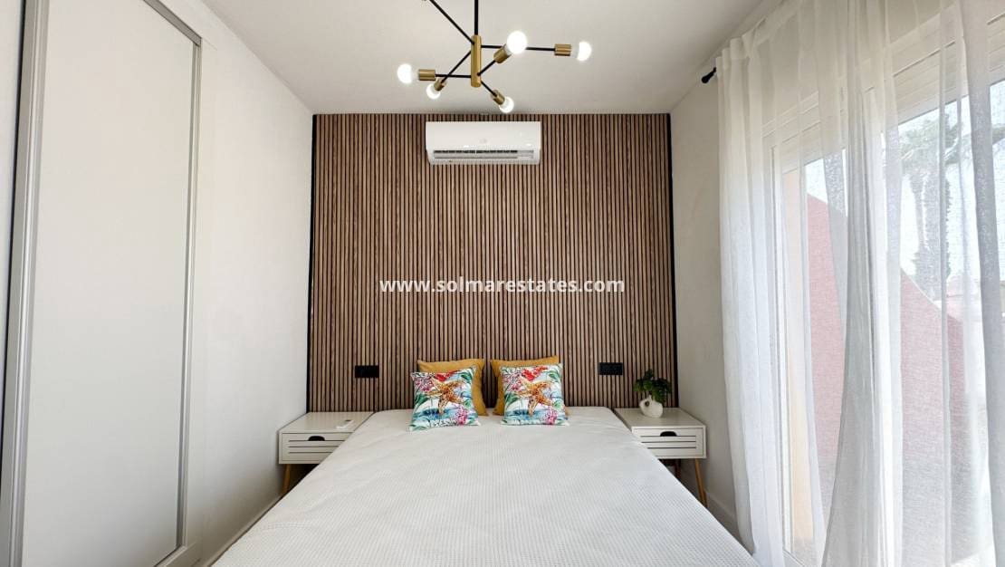 Casa de 2 habitaciones en Cabo Roig en venta con piscina - 255.000 € (Ref: 9974275)