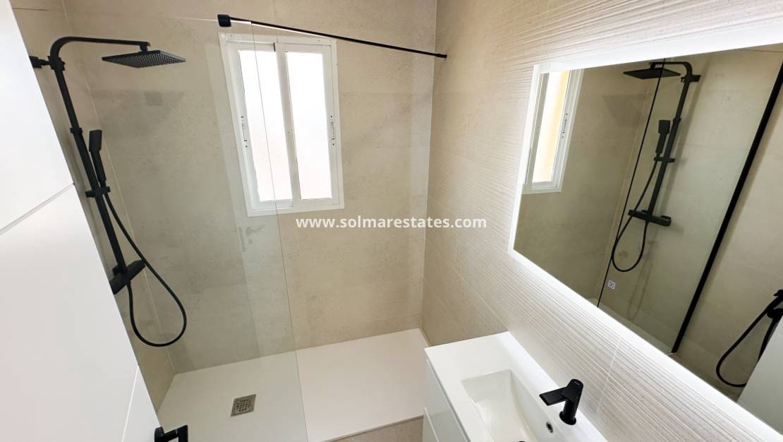 Casa de 2 habitaciones en Cabo Roig en venta con piscina - 255.000 € (Ref: 9974275)