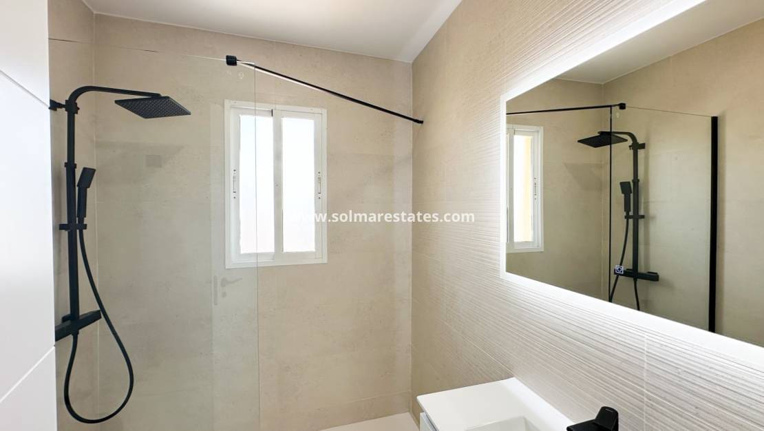 Casa de 2 habitaciones en Cabo Roig en venta con piscina - 255.000 € (Ref: 9974275)