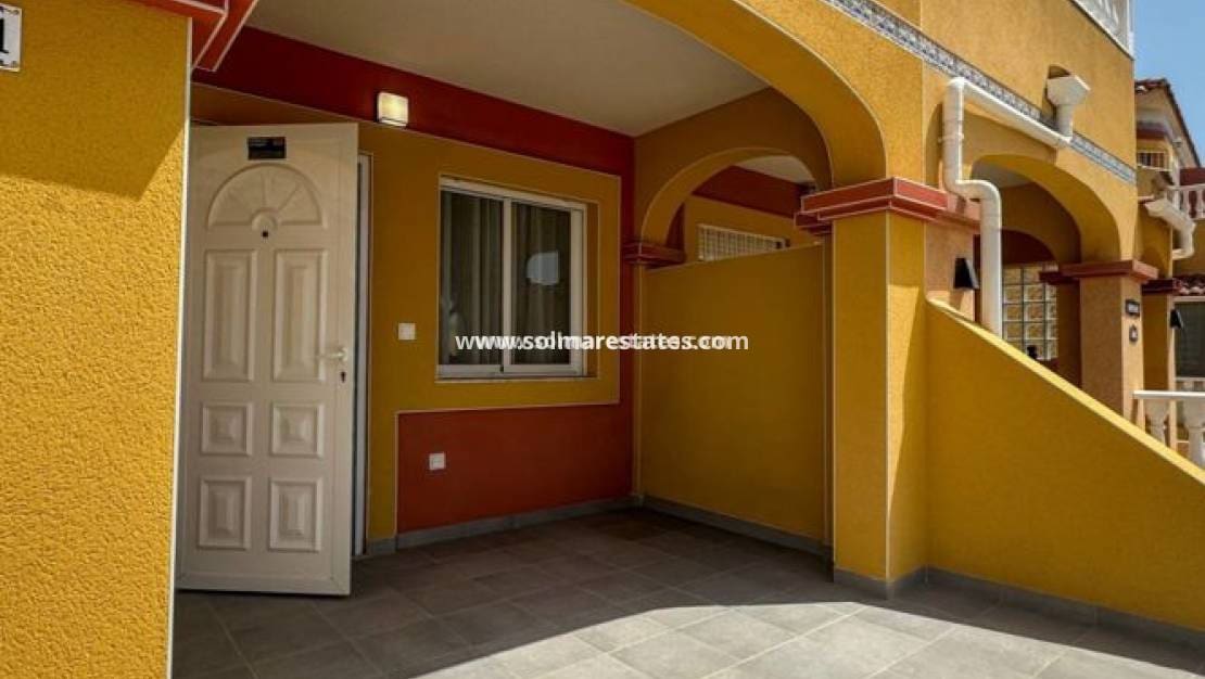 Casa de 2 habitaciones en Cabo Roig en venta con piscina - 255.000 € (Ref: 9974275)