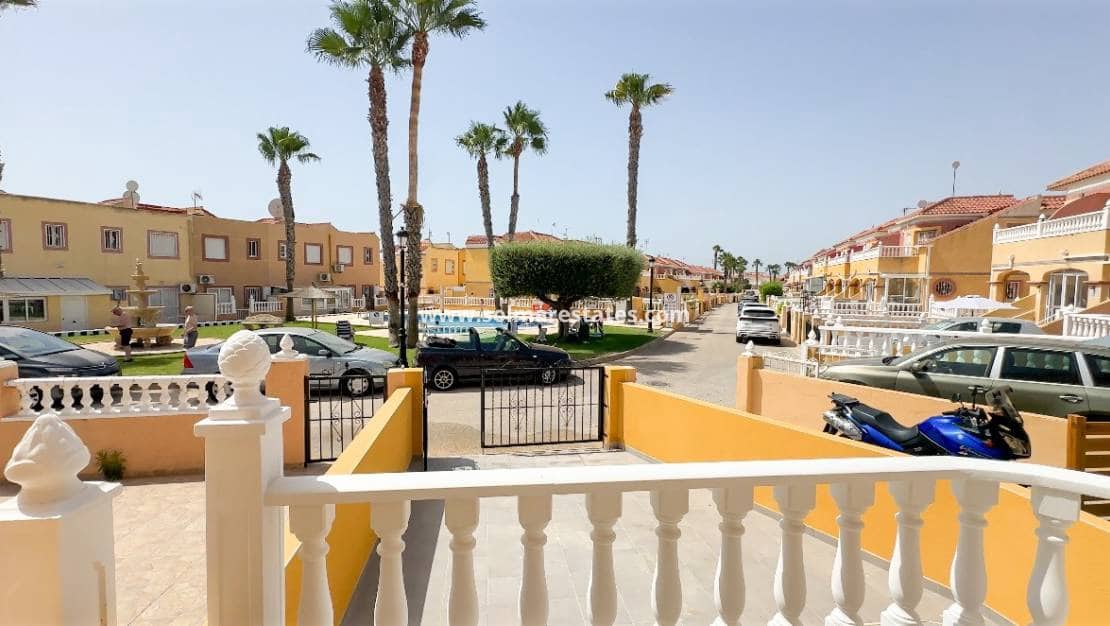 Casa de 2 habitaciones en Cabo Roig en venta con piscina - 255.000 € (Ref: 9974275)