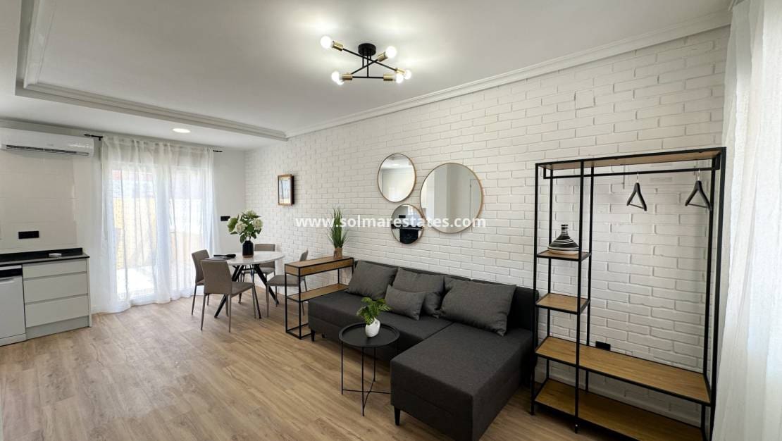 Casa de 2 habitaciones en Cabo Roig en venta con piscina - 255.000 € (Ref: 9974275)