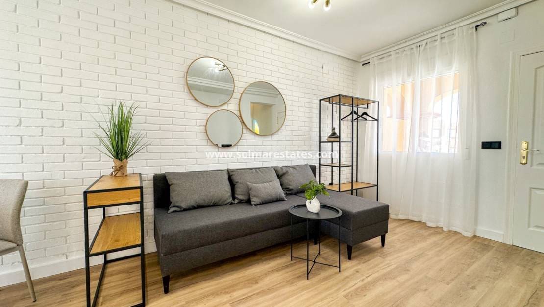 Casa de 2 habitaciones en Cabo Roig en venta con piscina - 255.000 € (Ref: 9974275)