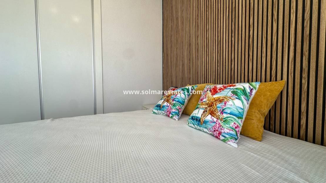 Casa de 2 habitaciones en Cabo Roig en venta con piscina - 255.000 € (Ref: 9974275)