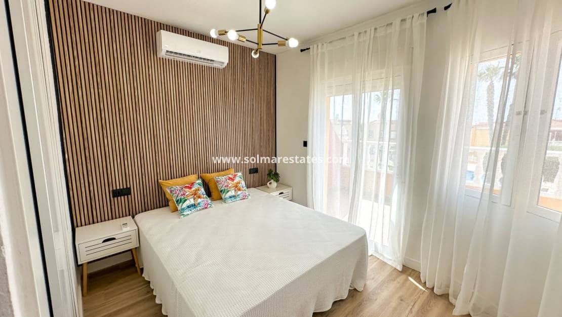 Casa de 2 habitaciones en Cabo Roig en venta con piscina - 255.000 € (Ref: 9974275)