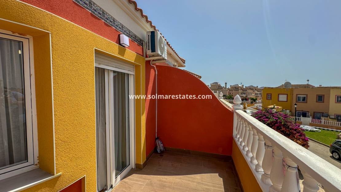 Casa de 2 habitaciones en Cabo Roig en venta con piscina - 255.000 € (Ref: 9974275)