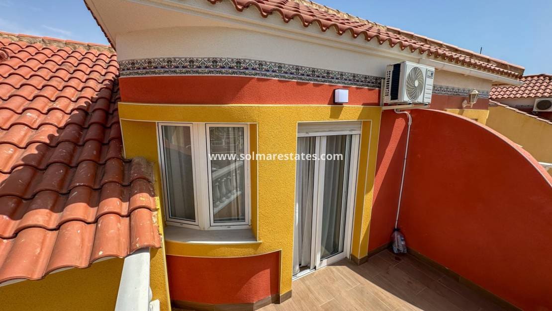 Casa de 2 habitaciones en Cabo Roig en venta con piscina - 255.000 € (Ref: 9974275)