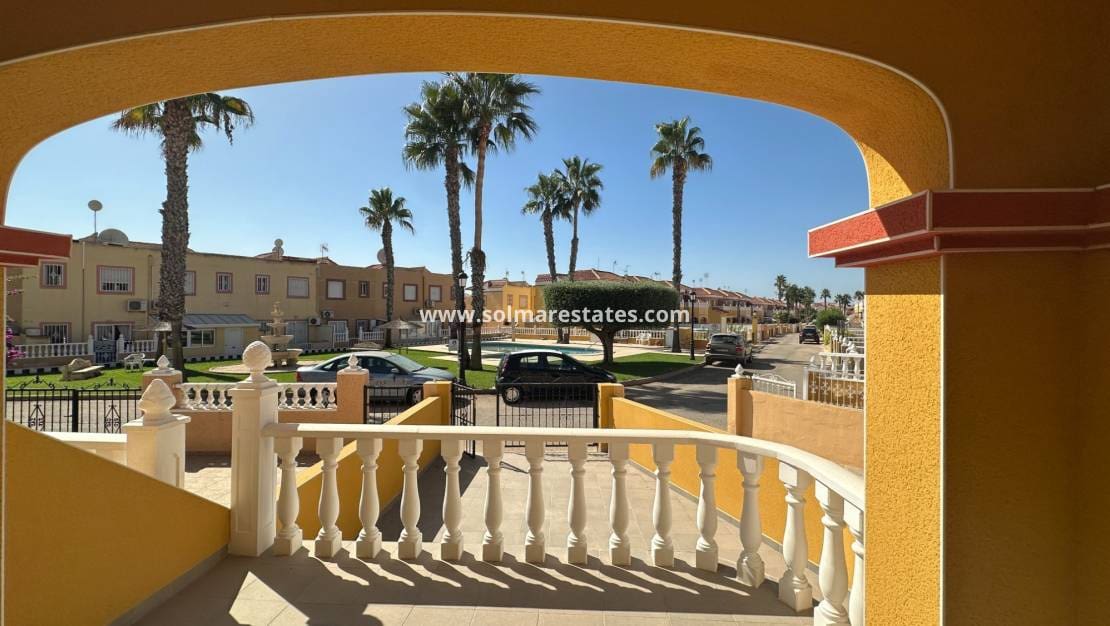 2 makuuhuone Omakotitalo myytävänä paikassa Cabo Roig mukana uima-altaan - 255 000 € (Ref: 9974275)