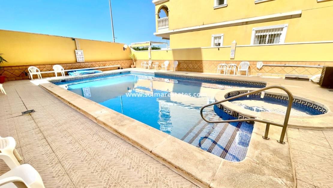 2 bedroom Apartment for sale in Algorfa with pool - € 157,900 (Ref: 9976669)