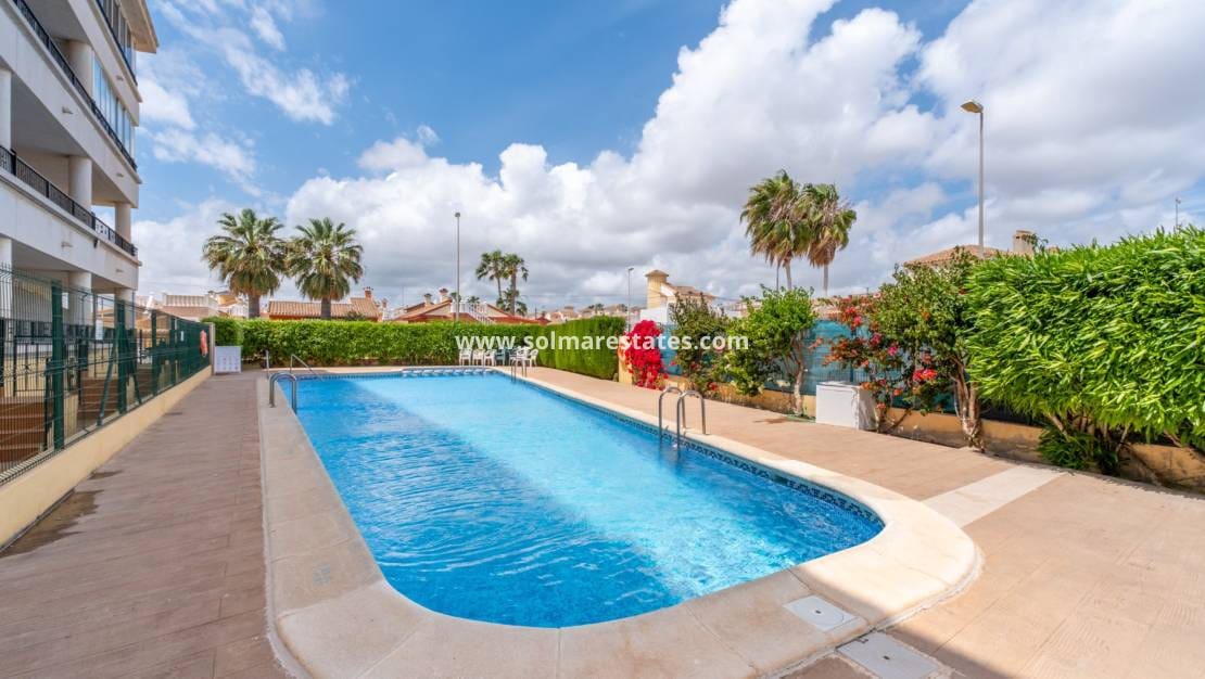 2 slaapkamer Appartement te koop in Playa Flamenca met zwembad - € 194.800 (Ref: 9976673)