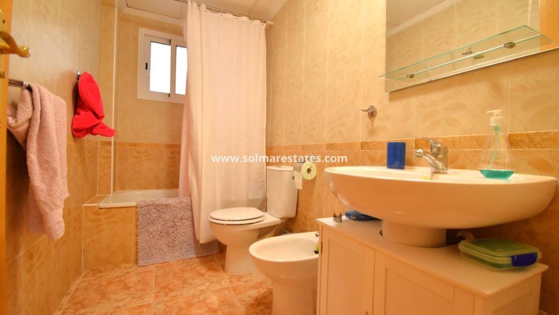 2 slaapkamer Appartement te koop in Orihuela Costa met zwembad - € 179.000 (Ref: 9976674)
